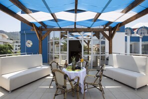 Breakfast, lunch, dinner served; international cuisine 