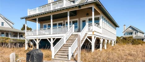 Vista frontal de la propiedad