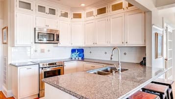 Family House, 4 Bedrooms, Sea Facing | Private kitchen | Fridge, microwave, coffee/tea maker