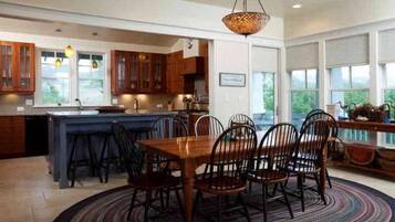 Family House, 4 Bedrooms, Ocean View, Sea Facing | In-room dining