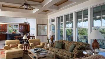 Family House, 4 Bedrooms, Ocean View, Sea Facing | Living room