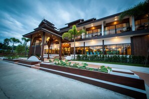 Front of property - Moon Terrace Resort & Hotel (Mae Rim)