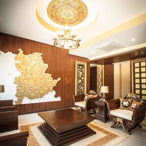 Lobby sitting area - Moon Terrace Resort & Hotel (Mae Rim)
