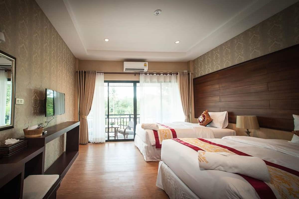 Deluxe Room | Minibar, in-room safe, desk, blackout curtains