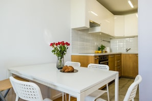 Apartment, 1 Bedroom | In-room dining