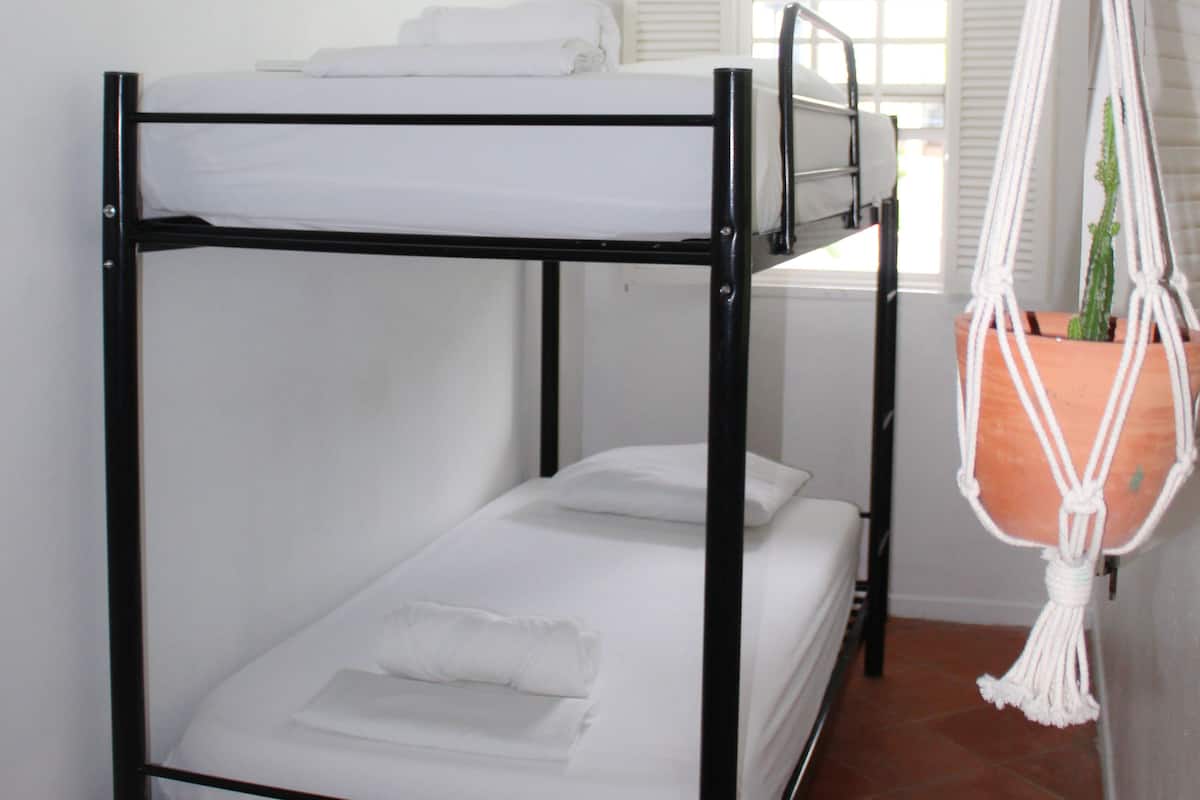 Small Twin Room Shared Bathroom | 1 camera, Wi-Fi gratuito