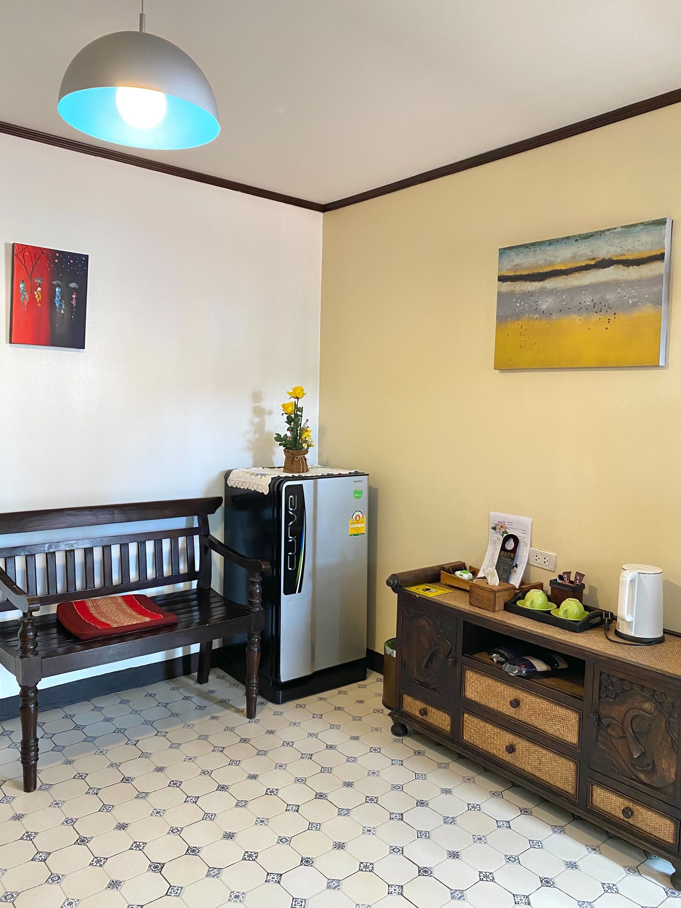 deluxe double room | living area | flat-screen tv