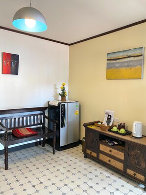 Deluxe Double Room | Área de estar | TV de tela plana