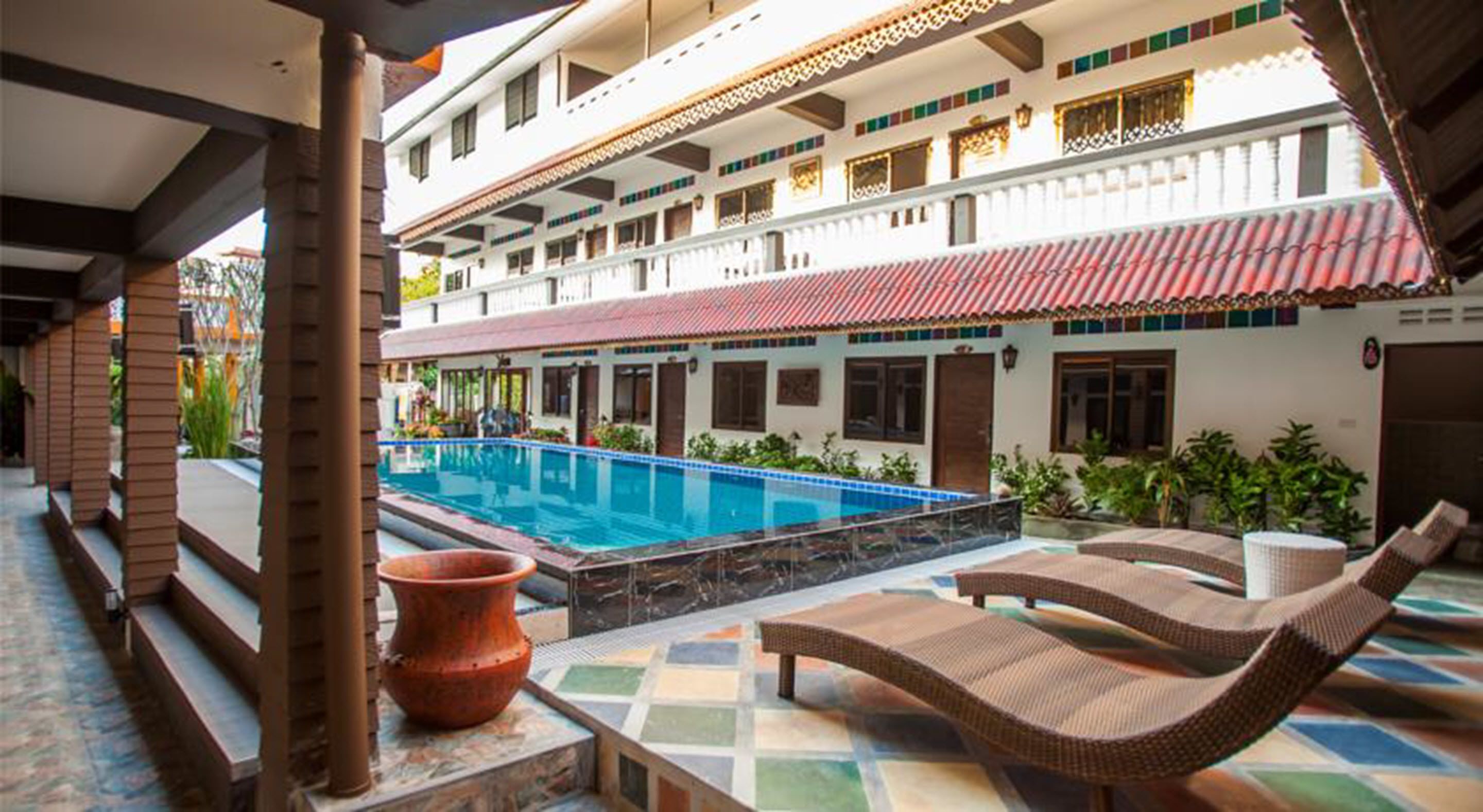 outdoor pool, open 9:00 am to 10:00 pm, pool loungers