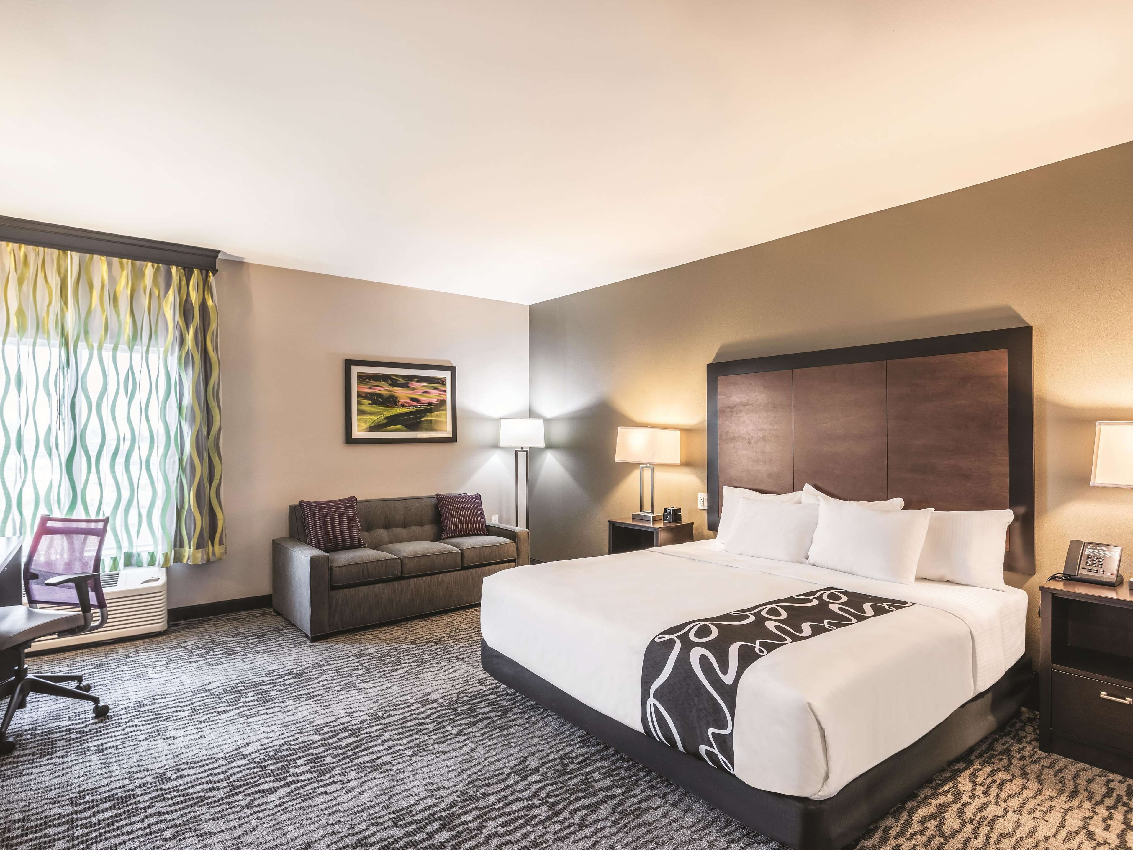 room, 1 king bed, accessible, non smoking (mobility accessible) | premium bedding, pillow-top beds, desk, iron/ironing board