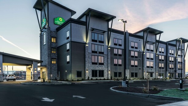 Un hôtel à plusieurs étages au design moderne, avec une enseigne bien visible indiquant « LaQuinta ».