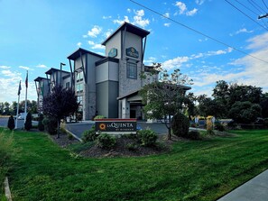 Vista frontal de la propiedad