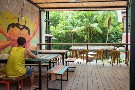 Desayuno continental diario (USD 13 por persona)