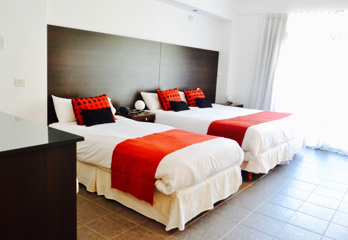 Triple Room  | Caja fuerte, escritorio, cortinas opacas y sistema de insonorización