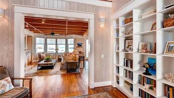 Family House, 5 Bedrooms, Ocean View, Sea Facing | Living area