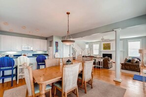 Family House, 4 Bedrooms, Ocean View, Sea Facing | In-room dining