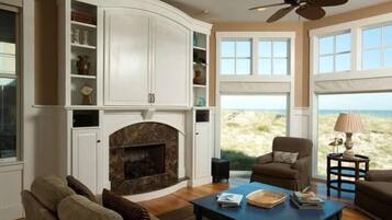 Family House, 5 Bedrooms, Ocean View, Sea Facing | Living area