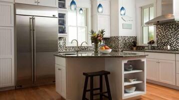 Family House, 5 Bedrooms, Ocean View, Sea Facing | Private kitchen | Fridge, microwave, coffee/tea maker