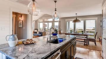 Family House, 4 Bedrooms, Ocean View, Sea Facing | Private kitchen | Fridge, microwave, coffee/tea maker