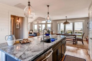 Casa familiar, 4 habitaciones, vista al océano, frente al mar | Cocina privada | Refrigerador, microondas y cafetera y tetera