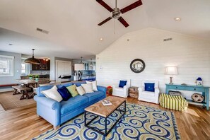 Casa familiar, 4 habitaciones, vista al océano, frente al mar | Área de sala de estar