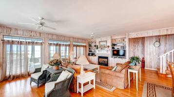 Family House, 5 Bedrooms, Ocean View, Sea Facing | Living area