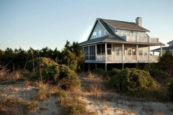 Front of property - Irish Mist 4 Bedroom Holiday Home By Bald Head Island (Bald Head Island)
