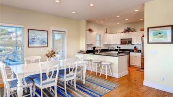 ุชูุงูู ุงูุทุนุงู
ุฏุงุฎู ุงูุบุฑูุฉ