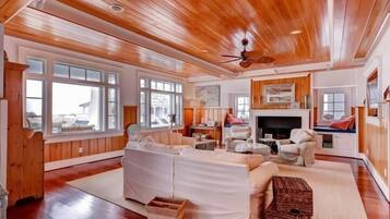 Family House, 4 Bedrooms, Ocean View, Sea Facing | Living area