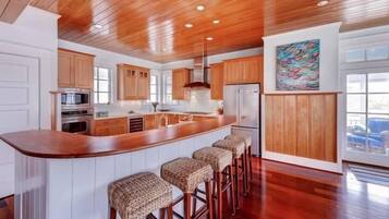 Family House, 4 Bedrooms, Ocean View, Sea Facing | Private kitchen | Fridge, microwave, coffee/tea maker