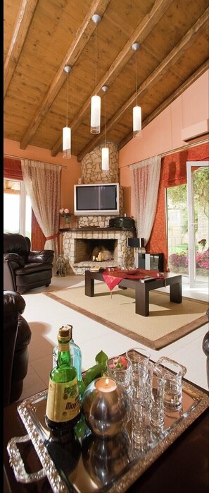 Téléviseur, foyer, table de baby-foot, table de ping-pong