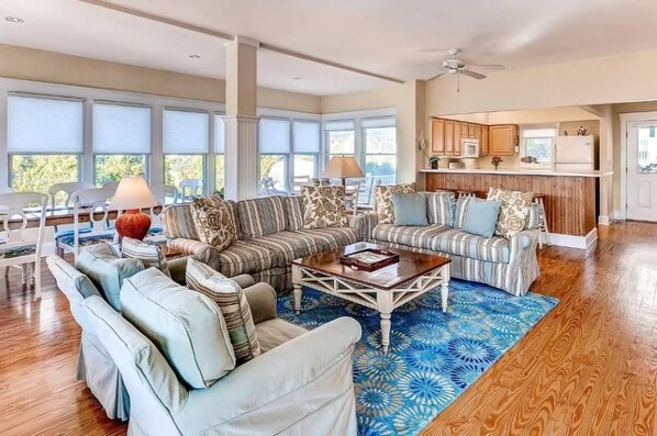 Family House, 4 Bedrooms, Ocean View, Sea Facing | Living area