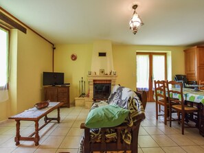 Fernseher, Kamin, DVD-Player
