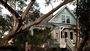 A house with a porch, a mailbox, and a staircase leading to the front door. - Kate s Choice 5 Bedroom Holiday Home By Bald Head Island (Bald Head Island)