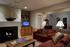 Family House, 5 Bedrooms | Living area