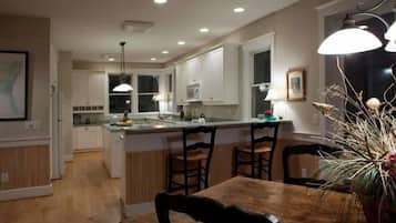 Family House, 5 Bedrooms | Private kitchen | Fridge, microwave, coffee/tea maker