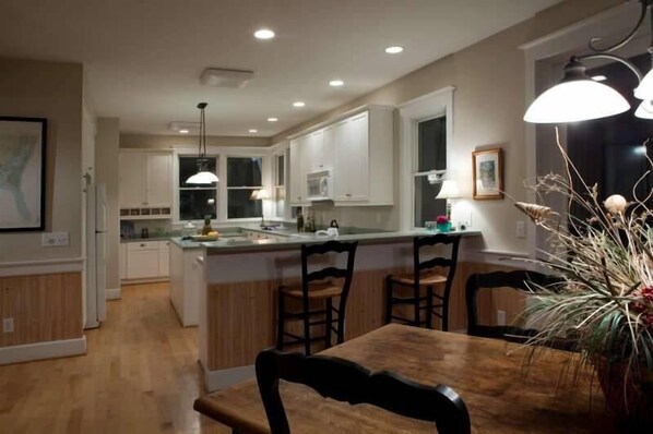 Family House, 5 Bedrooms | Private kitchen | Fridge, microwave, coffee/tea maker