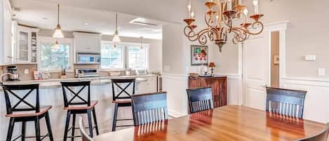 Family House, 6 Bedrooms, River View | In-room dining