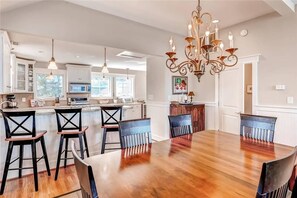 Family House, 6 Bedrooms, River View | In-room dining