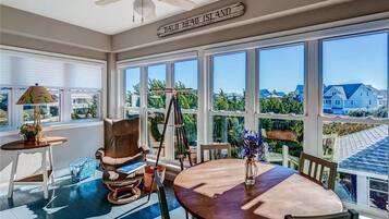 Family House, 5 Bedrooms, Ocean View, Sea Facing | Living room