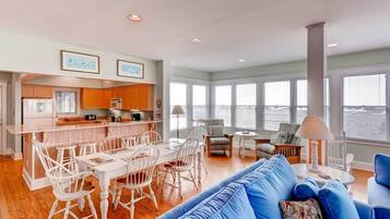 Family House, 3 Bedrooms, Ocean View, Sea Facing | In-room dining