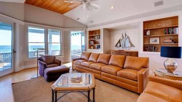 Family House, 5 Bedrooms, Ocean View, Sea Facing | Living room