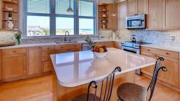 Family House, 5 Bedrooms, Ocean View, Sea Facing | Private kitchen | Fridge, microwave, coffee/tea maker