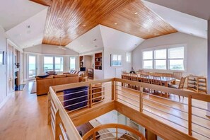 Living area - Sandbagger 5 Bedroom Holiday Home By Bald Head Island (Bald Head Island)