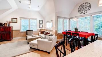 Family House, 4 Bedrooms | Living area