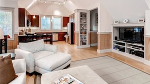 Un salon moderne avec un canapé, une table basse et un meuble pour la télévision.