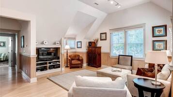 Family House, 4 Bedrooms | Living area