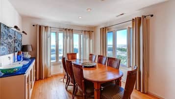 Family House, 4 Bedrooms, Ocean View, Sea Facing | In-room dining