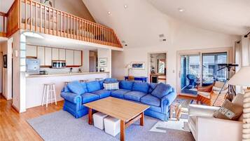 Family House, 4 Bedrooms, Ocean View, Sea Facing | Living area