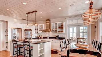Family House, 6 Bedrooms, Ocean View, Sea Facing | Private kitchen | Fridge, microwave, coffee/tea maker